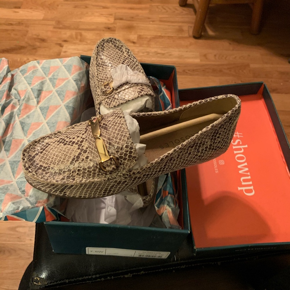 Aerosoles snakeskin flats.  Size 7M.  NIB